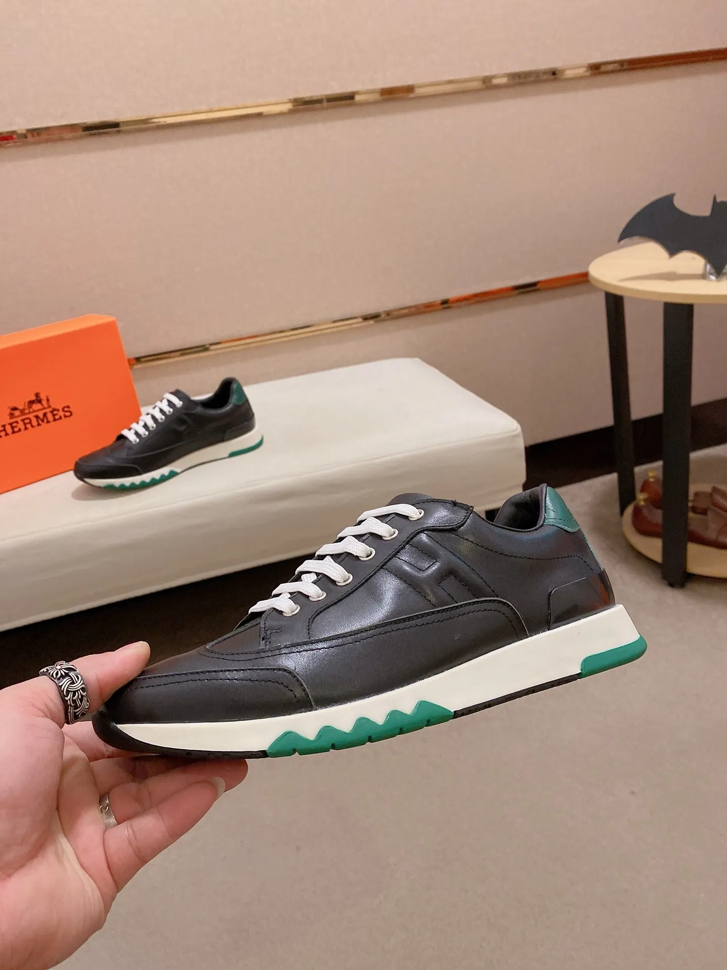 Ex-factory price: 500💰《HERMES》【Classic original single version】Hermès; top 🔝purchasing agent🔍🔍men's latest 🇺🇸sold simultaneously, original imported from Italy ▲▲first-layer cowhide ▲▲ (high-end, nobility and class) ) Exquisite workmanship (Italian 🇮🇹 imported water-dyed 🐂 cowhide lining) sole: original sole provided by the original factory, ⚠️exclusive double-layer activity·TPR·rubber·combined molded outsole; super comfortable·wear-resistant·non-slip·environmental protection The real thing is more beautiful when photographed in kind (high quality, following orders), you can come in and out at will * Number of yards: 38·39·40·41·42·43·44# (can be customized 45.)